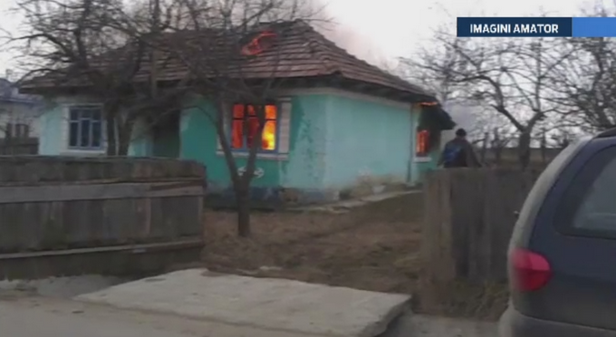 Incendiu devastator la o casa din Botosani. Totul a pornit de la o improvizatie la butelia de gaz