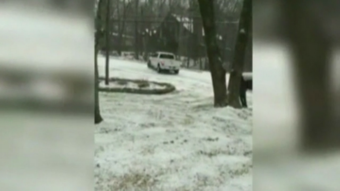 Incident comic in Statele Unite. Mai multe masini au luat-o la vale, pe un drum acoperit de gheata