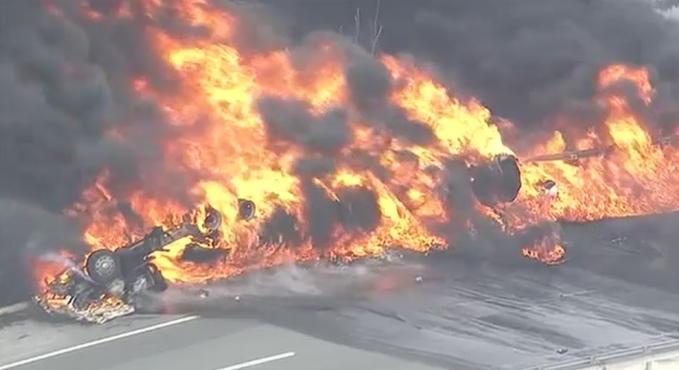 "Parca era focul iadului". O cisterna din SUA s-a rasturnat si apoi a fost cuprinsa de flacari