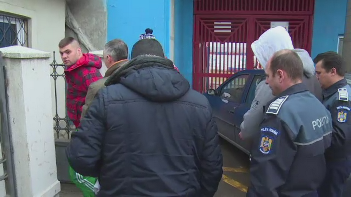 Autorii unui atac mafiot, petrecut in 2014, au fost retinuti. Cate arme au gasit politistii la ei acasa