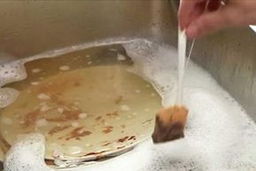 Ce se intampla daca pui pliculete cu ceai in chiuveta cu vase murdare