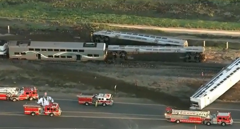 Grav accident feroviar in California. 28 de persoane au fost ranite dupa ce un tren a deraiat si s-a rasturnat