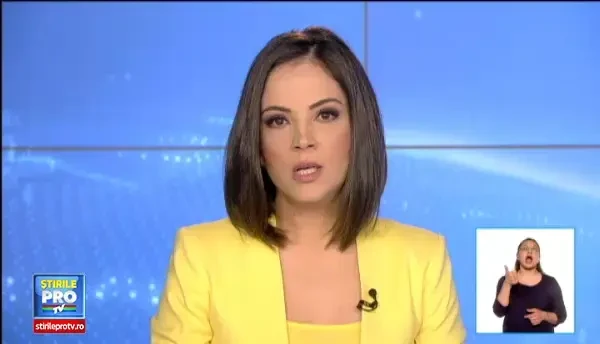 Ambulanta in care se afla o femeie care a nascut singura, acasa, gemeni, implicata intr-un accident, in Bistrita