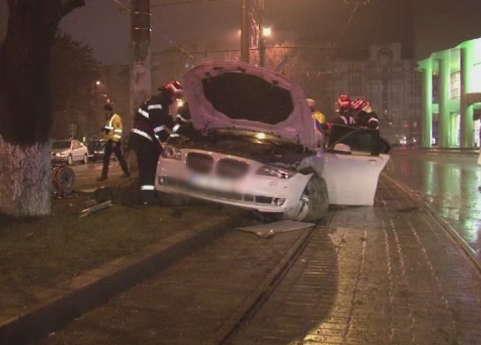 Trei tineri din Botosani au ajuns din club la spital dupa ce au intrat cu masina intr-un stalp. Soferul are dosar penal