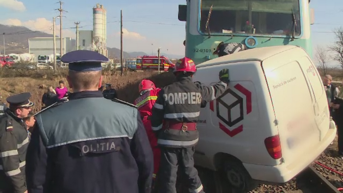 Un sofer din Maramures a fost spulberat de tren. Tanarul nu l-a auzit venind din cauza muzicii din masina