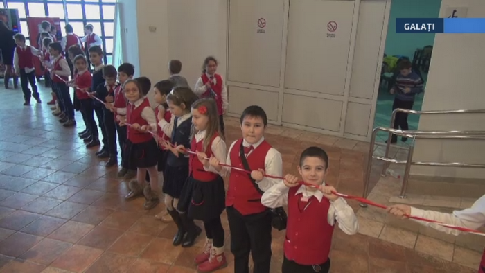 50 de elevi din Galati au incercat sa faca cel mai mare martisor din Romania. Motivul din cauza caruia tentativa a esuat