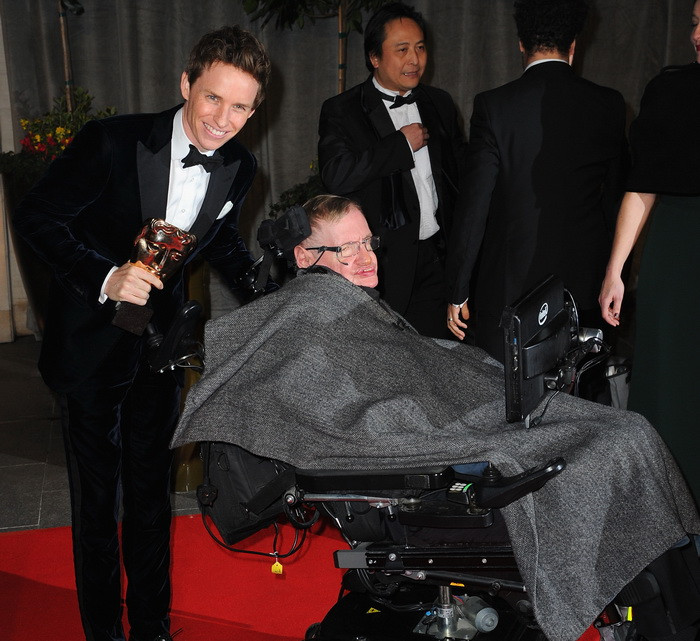 Cum l-a ajutat Stephen Hawking pe Eddie Redmayne sa-i joace perfect rolul in "Teoria intregului", cu care a castigat Oscarul