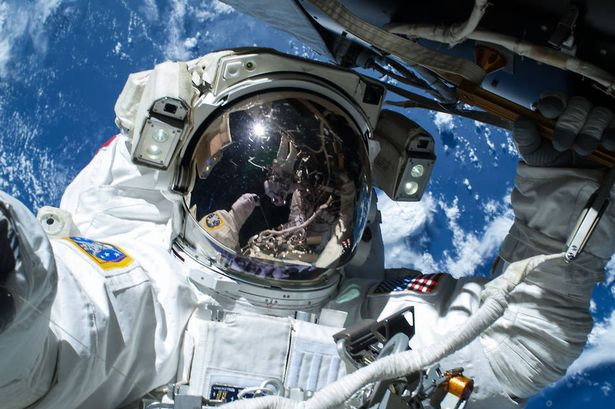 Cel mai tare selfie din spatiu. Un astronaut s-a pozat de pe orbita Pamantului, cu planeta in spate