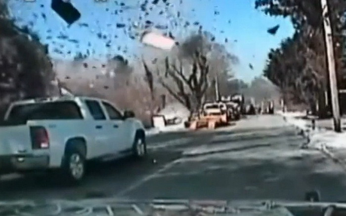 Momentul in care o casa explodeaza violent, filmat de camera de pe bordul unei masini. Cinci persoane au fost ranite. VIDEO