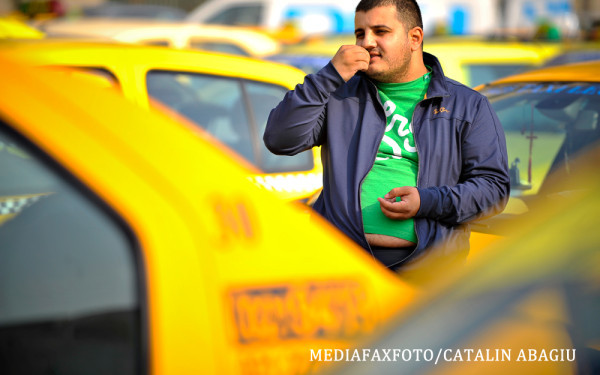 Aplicatia care ii sperie pe taximetristii din Bucuresti. Uber intra oficial in Romania de azi