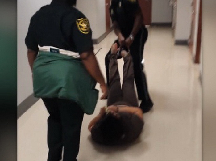 Politist anchetat dupa ce a tarat pe holul unui tribunal o femeie bolnava psihic: "O cara ca pe un animal de la ferma". VIDEO