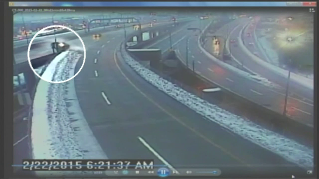 A cazut cu masina de pe un pod. Momentul a fost surprins de camerele de supraveghere