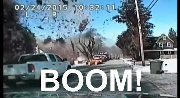 Momentul in care o casa explodeaza, surprins de camera de pe bordul unei masini. VIDEO