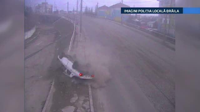Un sofer din Braila s-a rasturnat cu masina, dupa ce a lovit un parapet. Accidentul, surprins de camerele de supraveghere