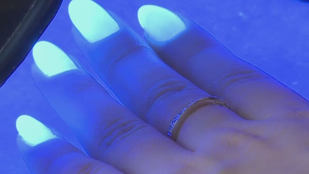 Riscurile la care ne supunem atunci cand alegem oja semi-permanenta. De ce pot fi periculoase lampile UV pentru manichiura
