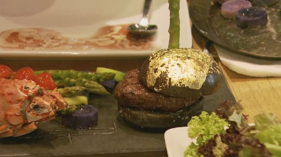 Cel mai scump hamburger din Romania costa 1.500 de lei. Chifla este colorata cu cerneala de sepie si invelita in aur de 23K