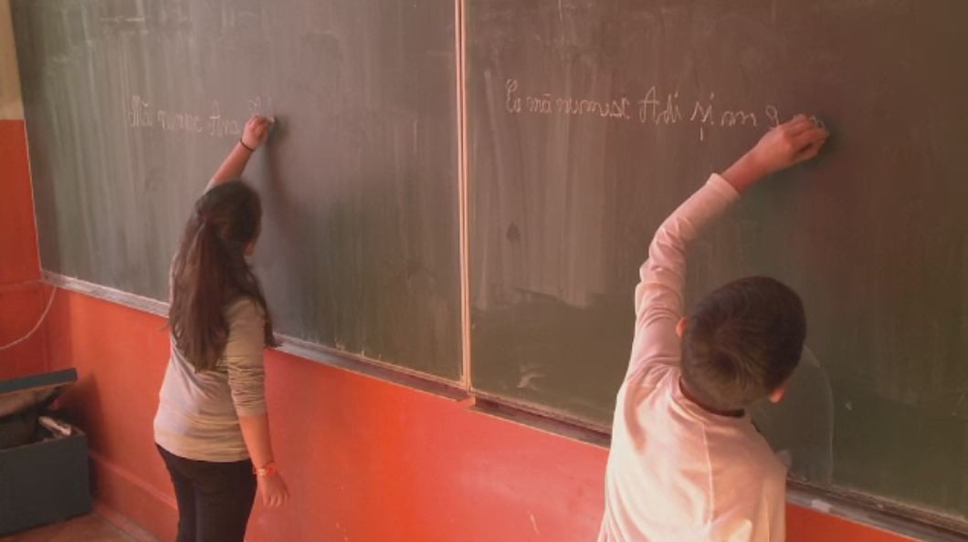 Au aparut si in Romania magazinele dedicate stangacilor. De ce aceste persoane nu trebuie obligate sa scrie cu dreapta