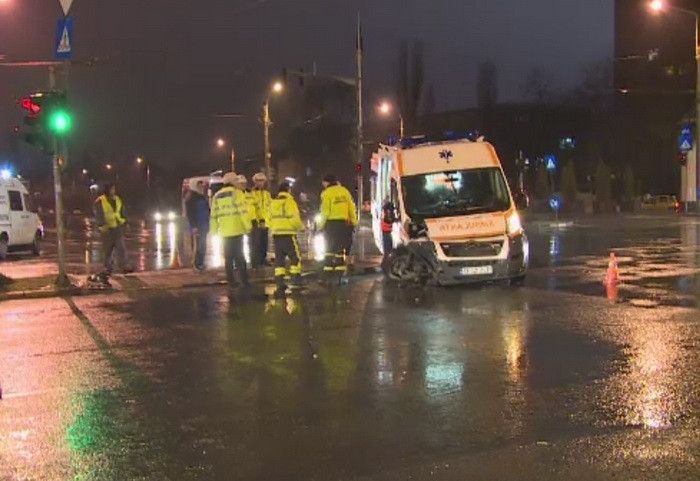 O ambulanta din Bucuresti, aflata in misiune, a fost lovita intr-o intersectie de un sofer neatent