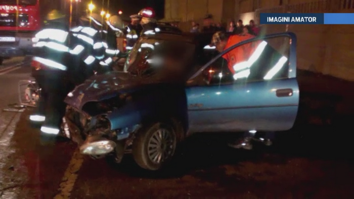 Accident soldat cu trei raniti in Dej. Masina in care se aflau s-a rasturnat si a lovit un gard de beton