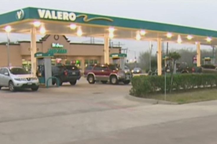 Cum s-a luptat o tanara din Houston cu hotul care tocmai ii furase geanta intr-o benzinarie: "A primit si el o lectie"