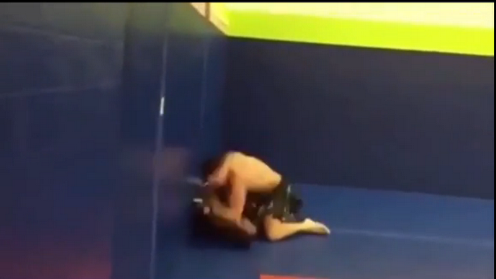 Un luptator profesionist i-a provocat pe cei care-l injurau pe internet la bataie. "Am sa te trimit direct la spital"