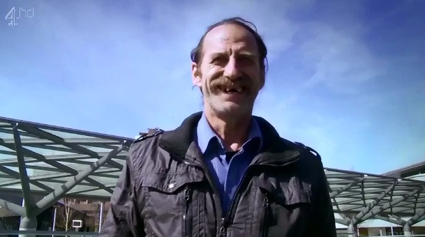 Anglia vazuta de Sandu, unul dintre protagonistii documentarului "Vin romanii".Tiganul a vazut "Raiul", apoi s-a intors acasa