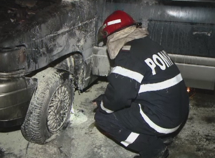 O masina a luat foc intr-o parcare din Timisoara. Proprietarul sustine ca incendiul a fost provocat intentionat