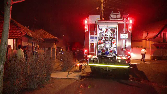 Ancheta in Timisoara dupa ce o casa a luat foc la marginea orasului. Speriati, vecinii au incercat sa stinga focul