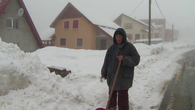 Inceput de primavara cu un strat de zapada de peste un metru la Ranca. In zona, a nins fara oprire in ultimele doua zile