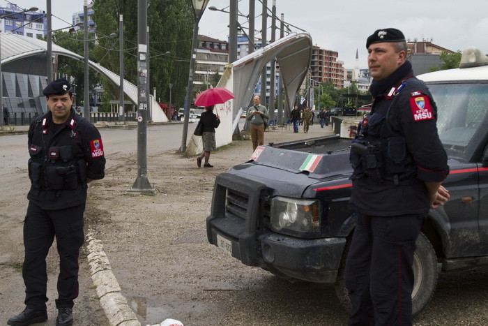 O romanca a fost arestata in Italia dupa ce a incercat sa-si vanda fiul de 8 ani pentru 30.000 de euro. Cine a ajutat-o