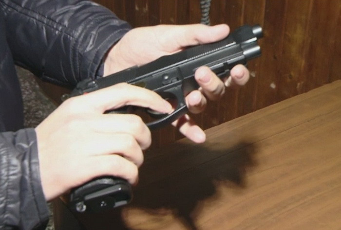 O gluma proasta i-a trimis direct la politie pe trei tineri din Timisoara. Ce au facut cu un pistol in plina strada