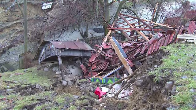 Situatie dramatica in Gorj, din cauza alunecarilor de teren. O casa a fost inghitita de pamant in cateva clipe
