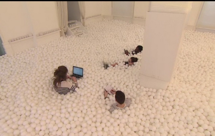 Camera de joaca plina cu bile, modalitatea prin care o firma britanica le stimuleaza creativitatea angajatilor