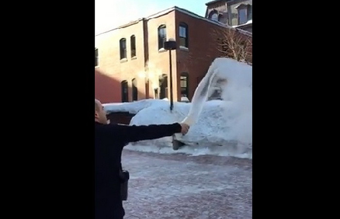 Ger teribil in SUA: Ce experiment au facut politistii din Portland pentru a arata cat de frig este. VIDEO