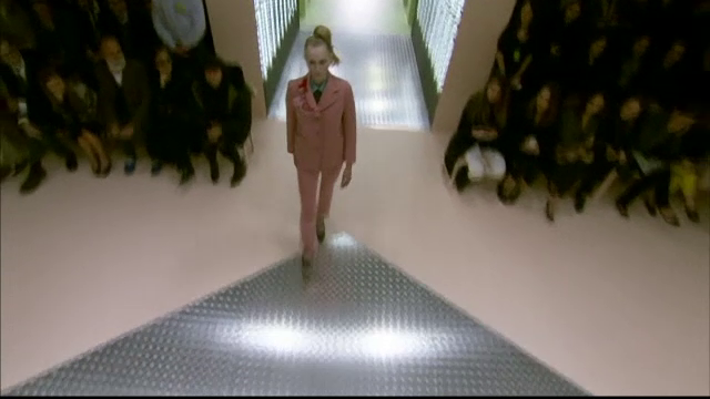 Cea mai noua colectie a casei de moda Prada, prezentata la Milano. Lumea in nuante de Tehnicolor creata de Miuccia Prada