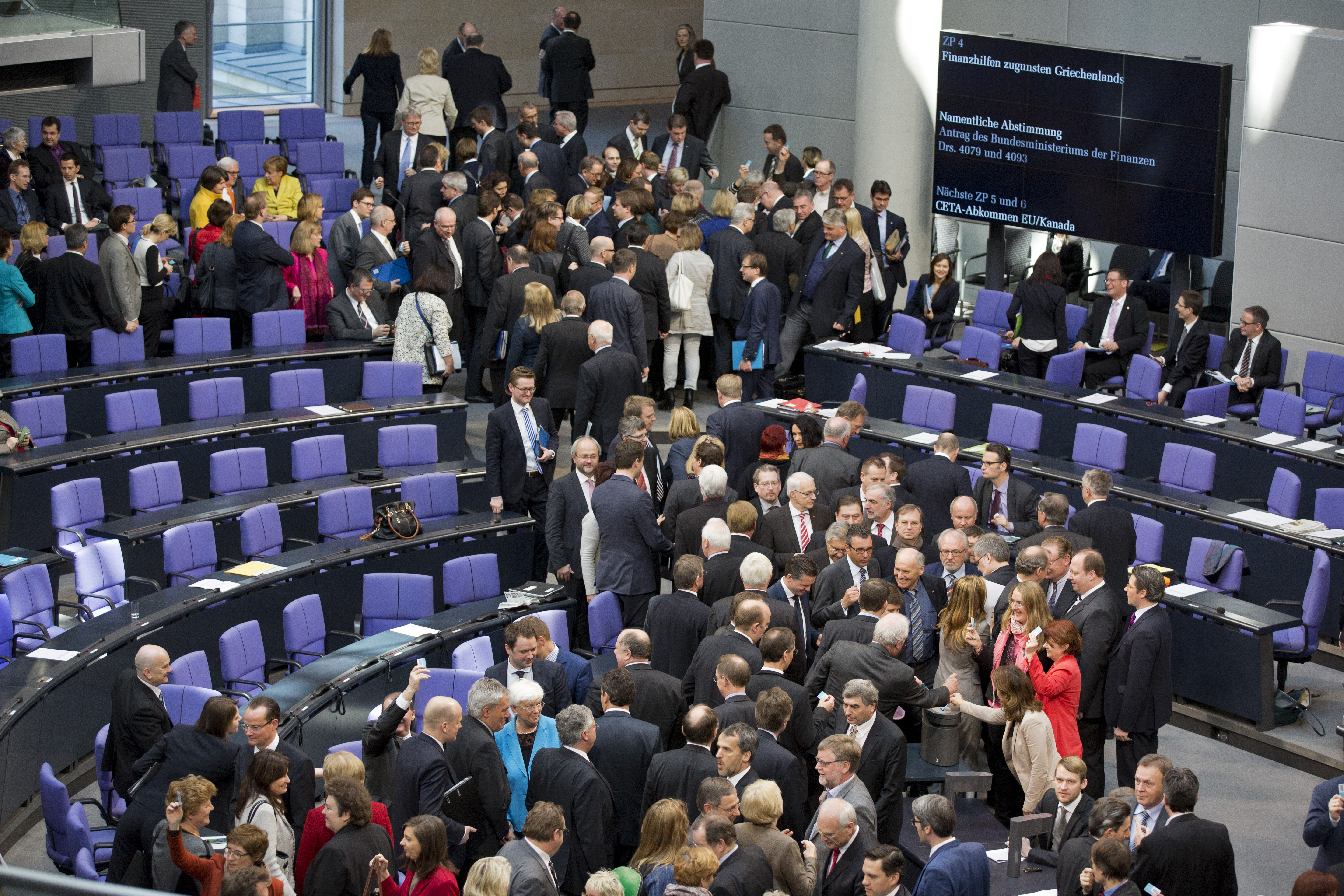 Parlamentul german a aprobat prelungirea programului de sprijin financiar acordat Greciei. "Nu inseamna ca ne santajam"