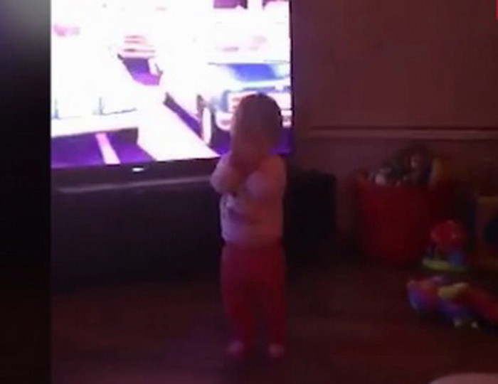 Momentul in care o fetita de 1 an este impinsa la pamant de o forta invizibila, in timp ce se juca cu parintii. VIDEO