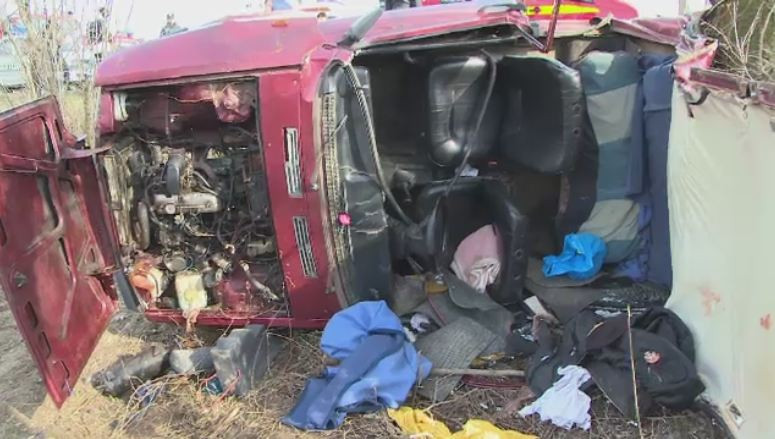 Accident dramatic langa Baia Mare, dupa o depasire periculoasa. O masina s-a rasturnat intr-un sant, cu rotile in sus