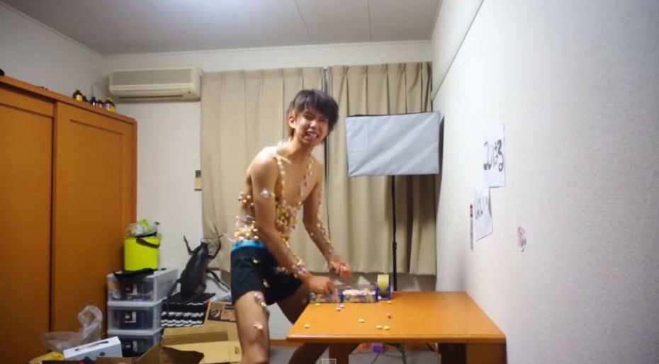 Si-a lipit pastile de Mentos pe tot corpul si s-a aruncat intr-o cada plina cu 200 de litri de cola. Clipul a devenit viral