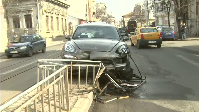 Un om de afaceri si-a facut praf limuzina de zeci de mii de euro, in Bucuresti. Cum s-a produs accidentul