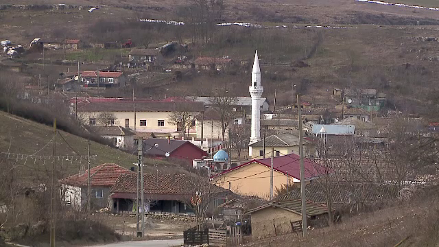 Paradoxul comunelor din Constanta: nu au strazi asfaltate si apa curenta, dar au centre turistice de sute de mii de euro