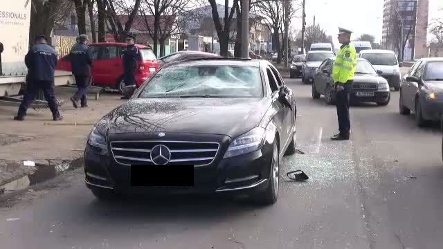 Violente in centrul orasului Galati. Mai multi indivizi au atacat in trafic doi barbati si le-au facut praf masina
