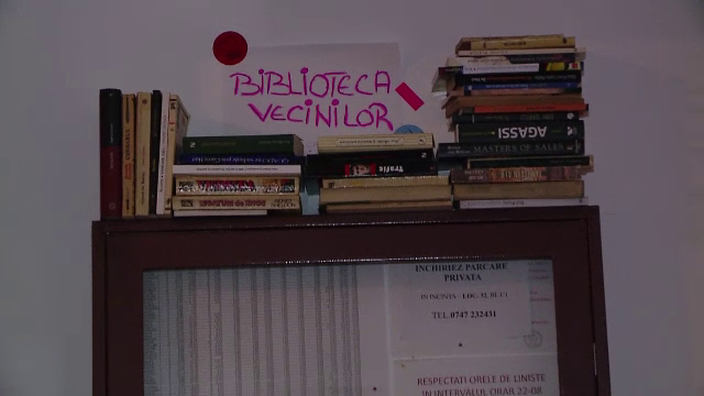 "Biblioteca vecinilor" din scara blocului. Un tanar din Cluj pasionat de lectura a dat startul unui proiect inedit