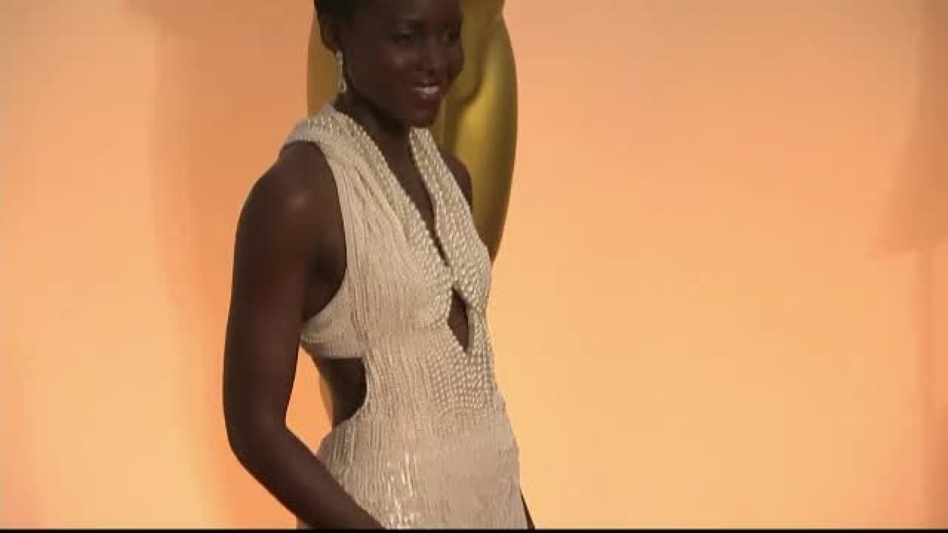 Lupita Nyong'o si-a recuperat rochia purtata la gala Oscar. Hotul si-a dat seama ca perlele de pe rochie erau false