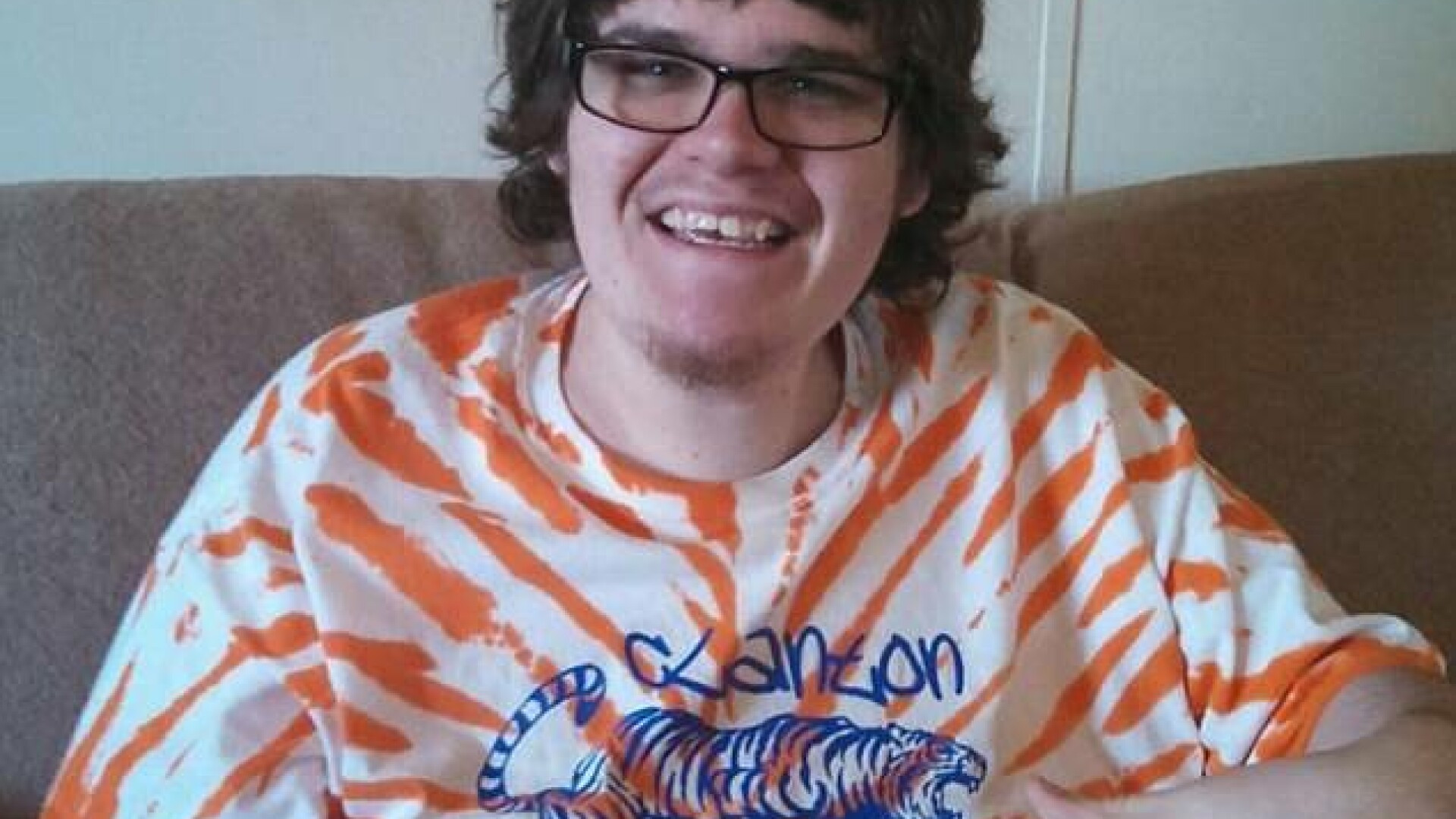 Unui tanar bolnav de autism i-au crescut sani dupa ce a luat medicamente. Ce s-a intamplat dupa ce a dat compania in judecata