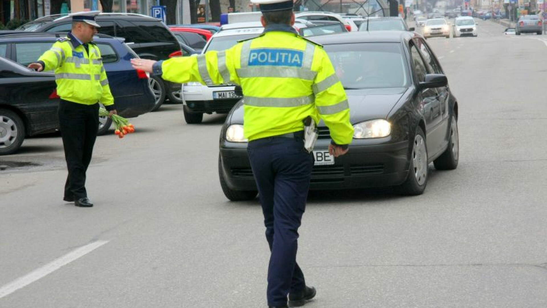 politistii impart martisoare