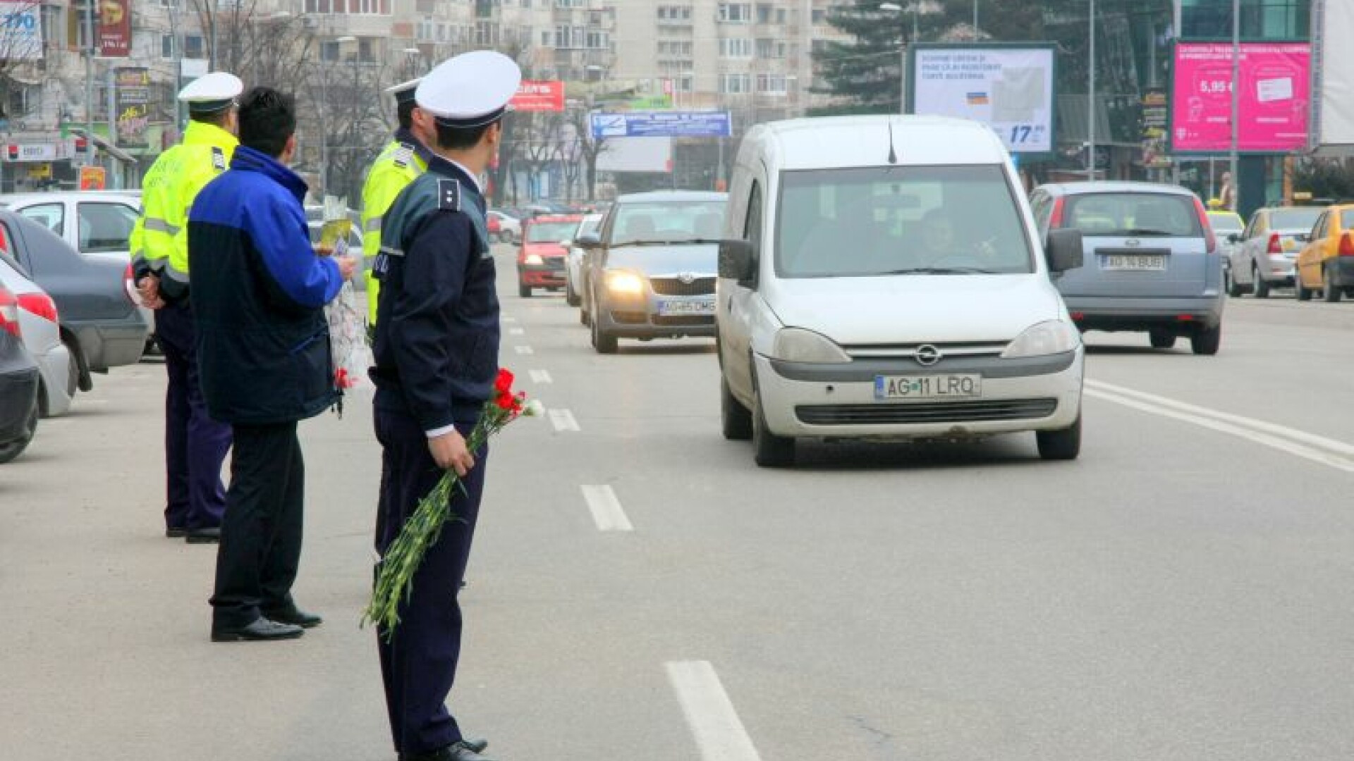 politistii impart martisoare