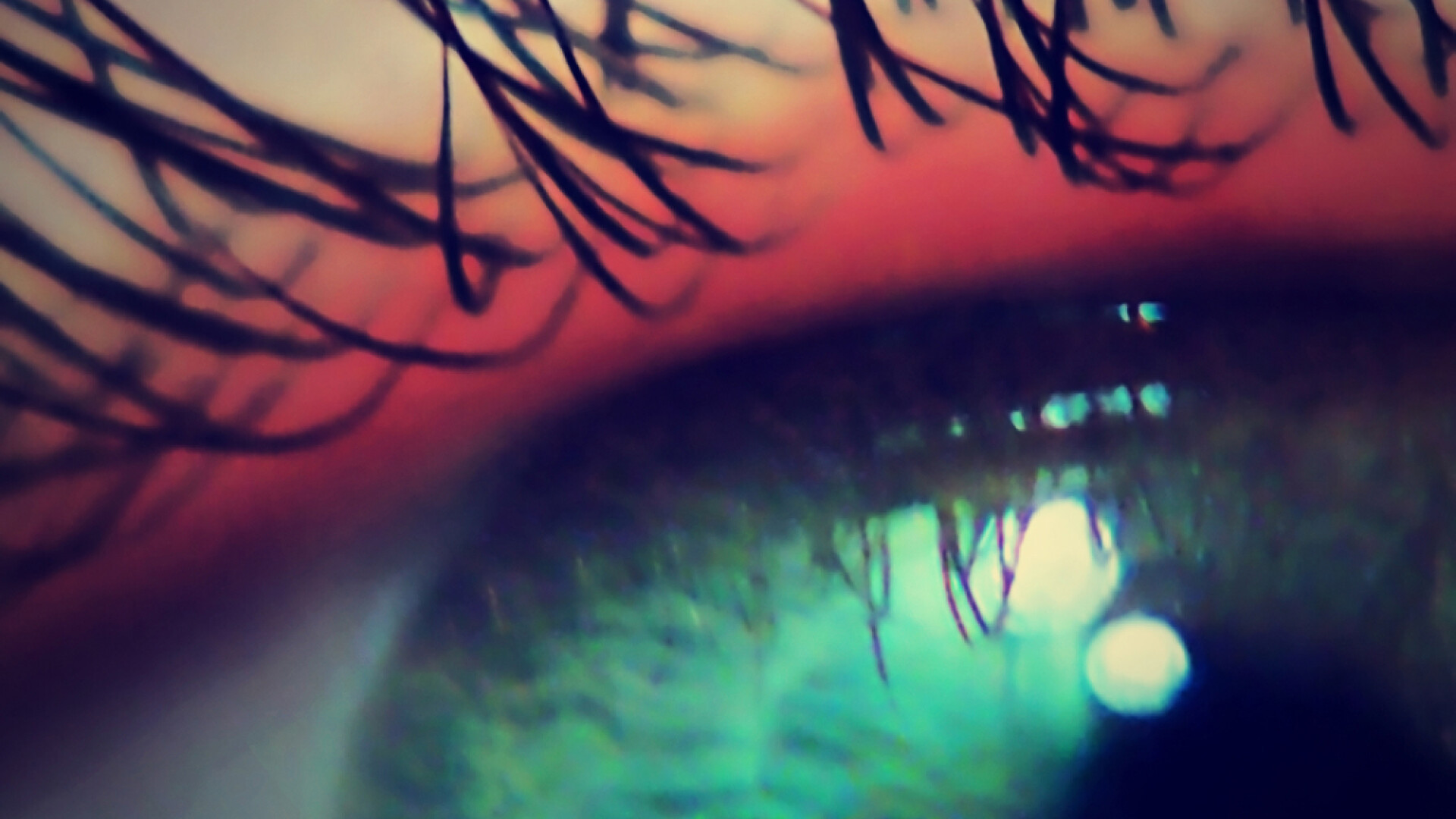 A mancat un aliment-minune si i-au crescut excesiv genele. Barbatul vrea acum sa intre in Cartea Recordurilor