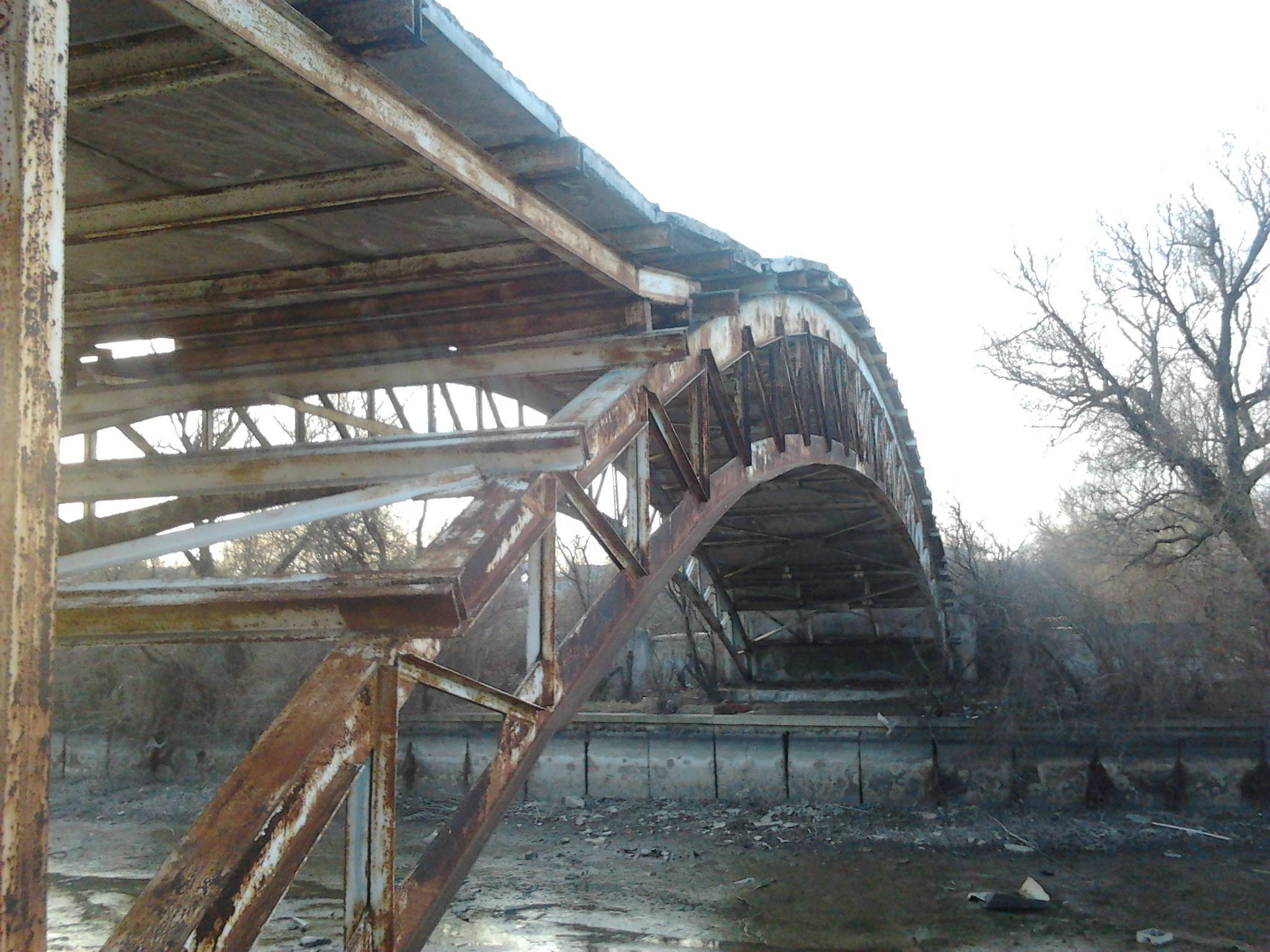 Autoritatile sunt nepasatoare. Cum arata "podul groazei" dintr-un parc bucurestean, pe care se joaca, inconstienti, copii