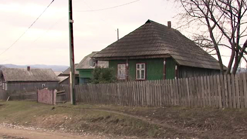 O eleva din Suceava ar fi ramas insarcinata cu vecinul pe care-l ajuta la curatenie. "O tot chema la scuturat"